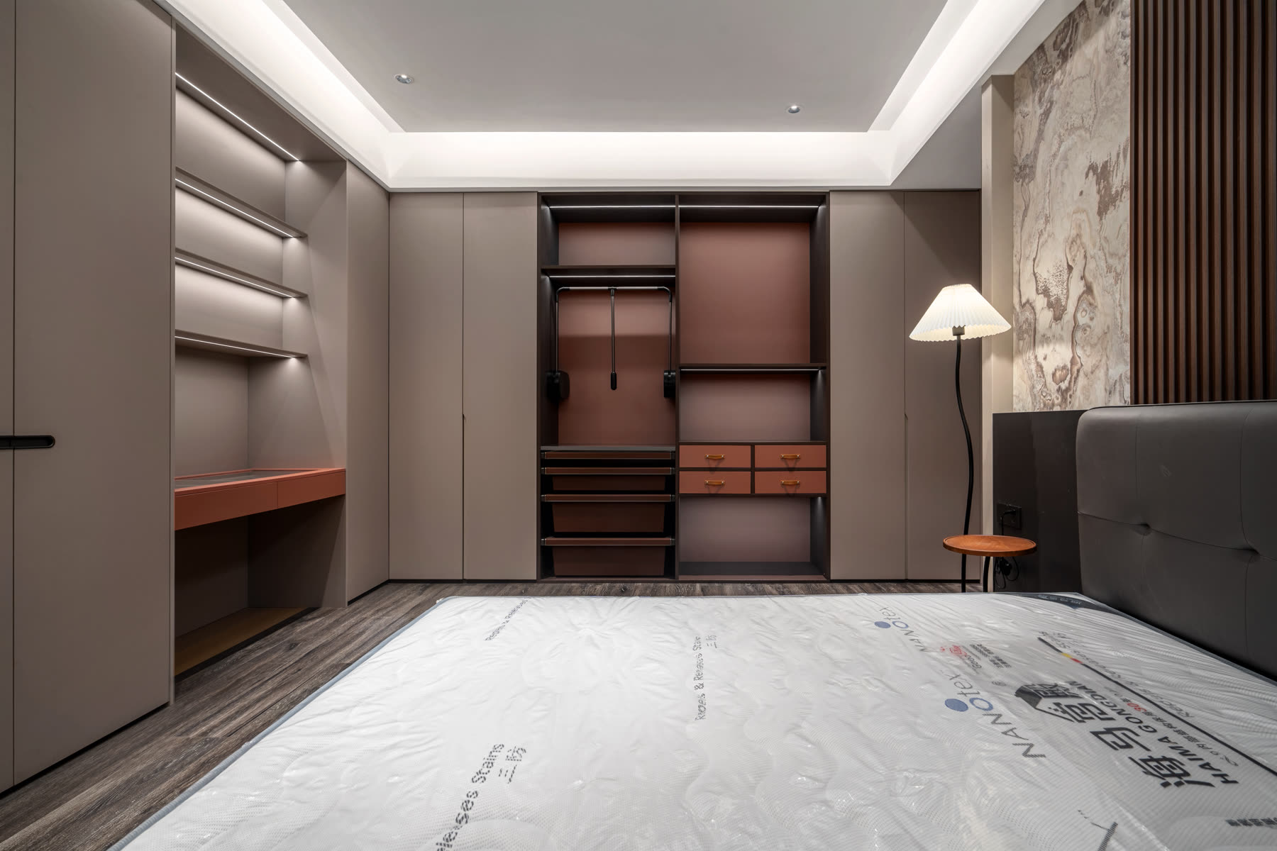 Wardrobe interior and dressing-room storage